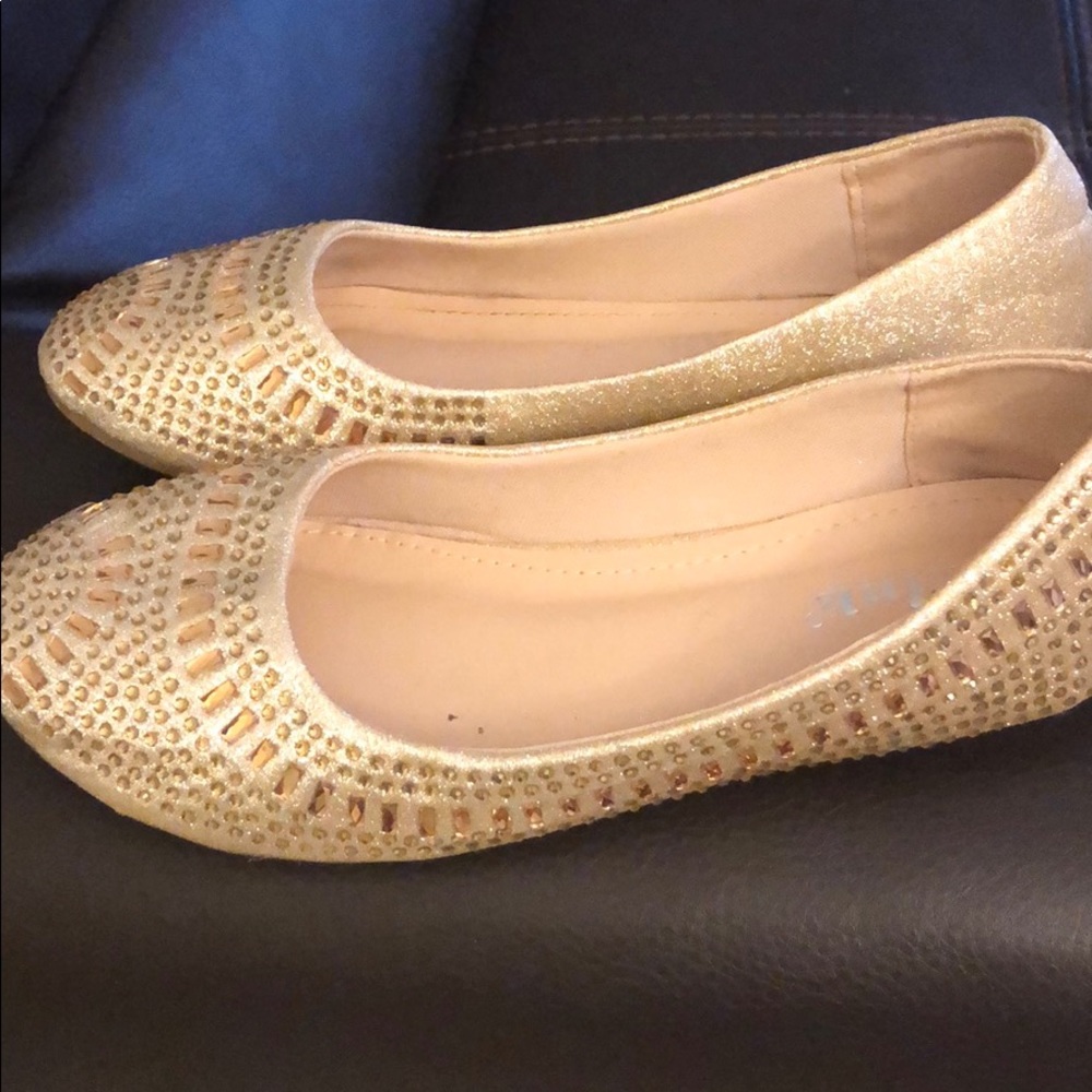 Beautiful gold link shoes for girls